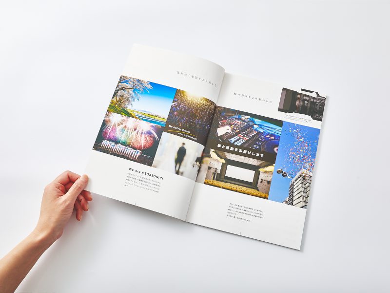 映像機器の製品カタログ・見開きページデザイン