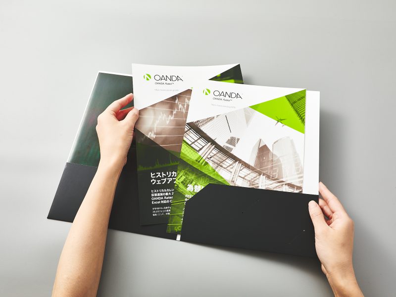 金融会社の会社案内パンフレット・フォルダ部分の差し込みペラ