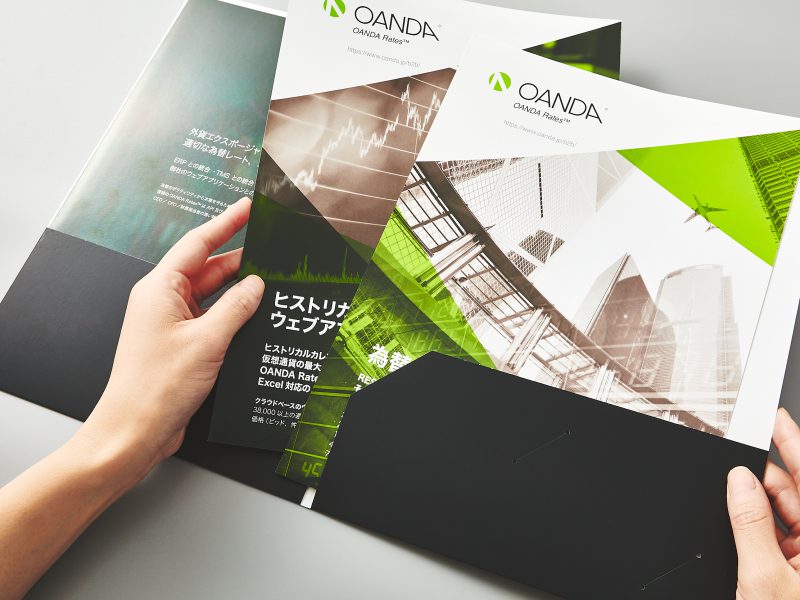 金融会社の会社案内パンフレット・フォルダ部分拡大