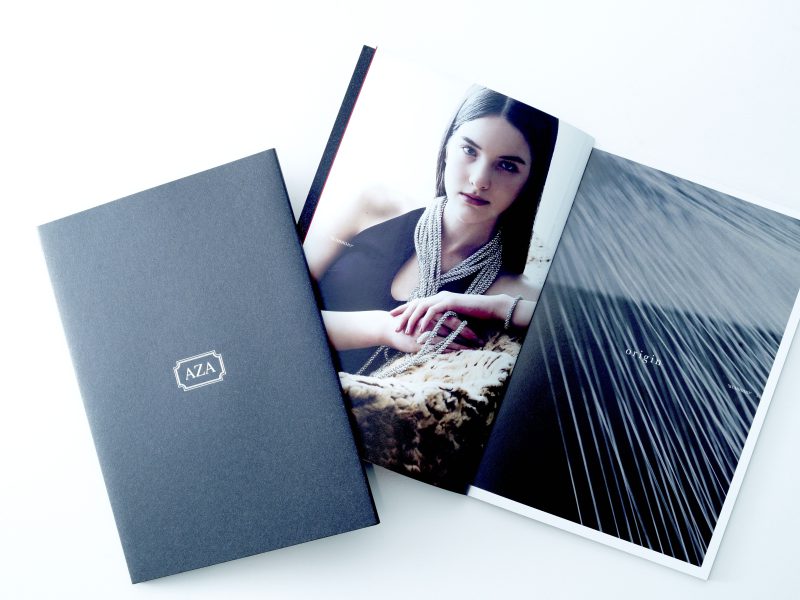 アパレルブランドのカタログデザイン・見開きページ