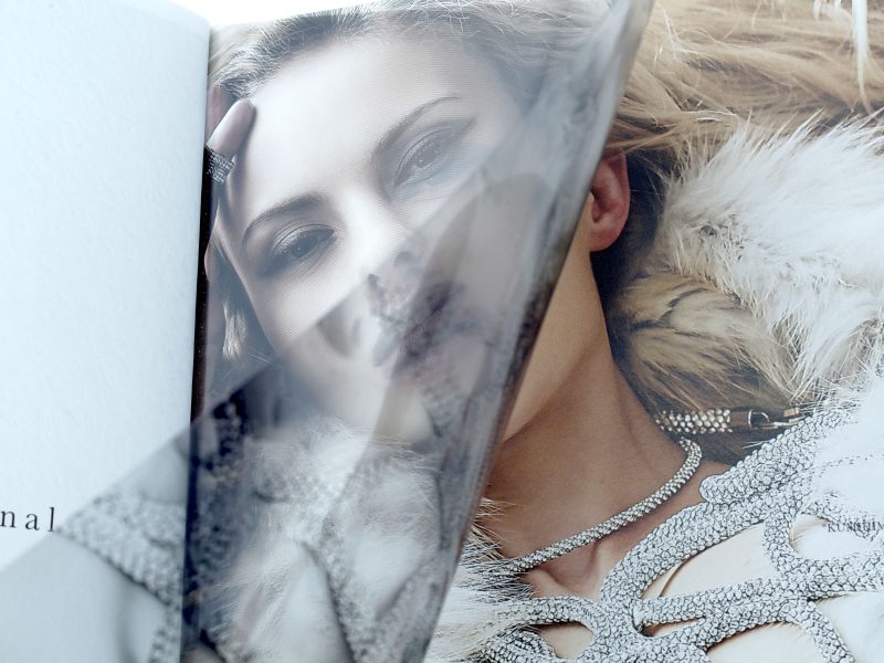 アパレル企業の商品カタログ・透明シート（トレーシングペーパー）差し込み部分