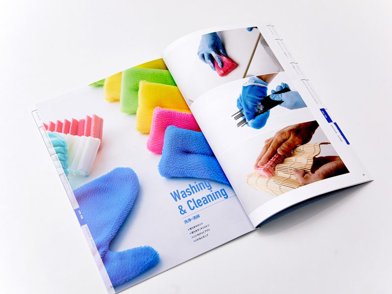 衛生用品カタログ作成・見開きページデザイン