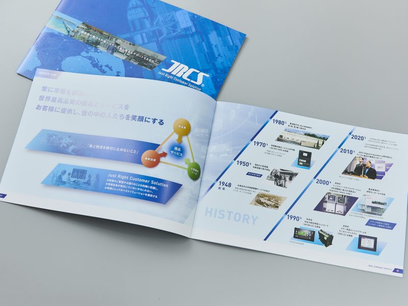 船舶向け計測器メーカーのパンフレットデザイン表紙とビジネスモデル図が掲載された中面ページ