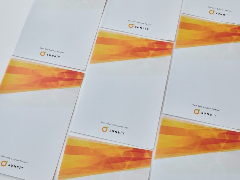 スタンダードなパンフレット見本：表紙